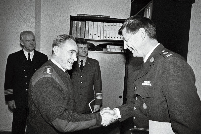 Eesti Kaitsejõudude Peastaabi ülem Arvo Sirel (vasakul) kohtub Taani kindralmajori Ole L. Kandeborgiga.