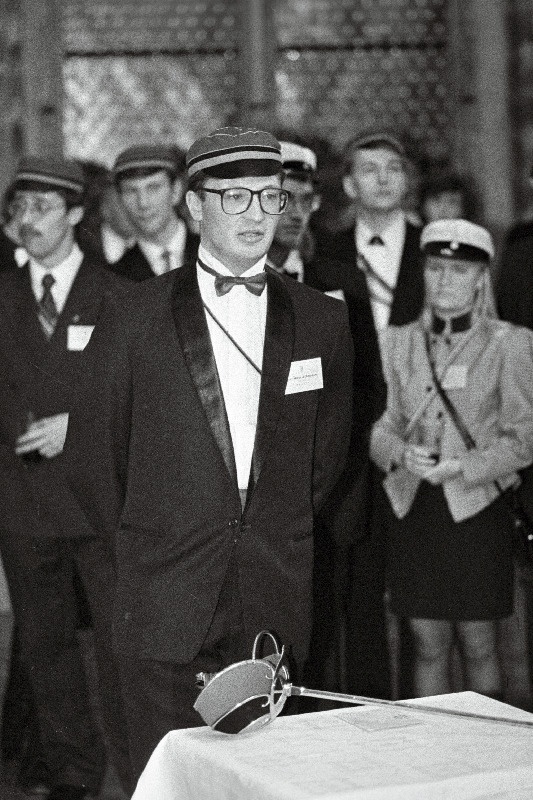 Korporatsiooni Rotalia 80.aastapäeva kokkutulekul Mustpeade Majas kõneleb  Valga linnapea Meelis Adonen.