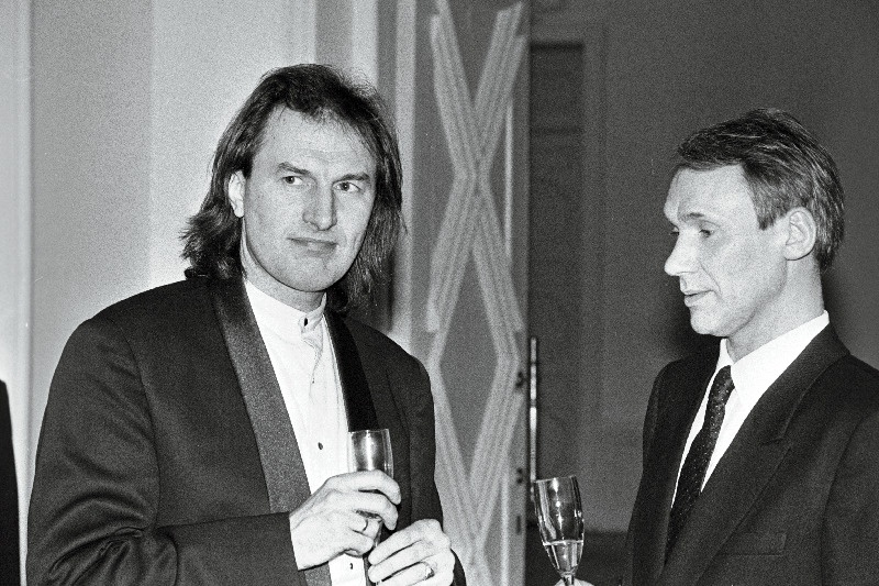 Dirigent Tõnu Kaljuste (vasakul) Avatud Eesti Fondi 5. aastapäeva peol.