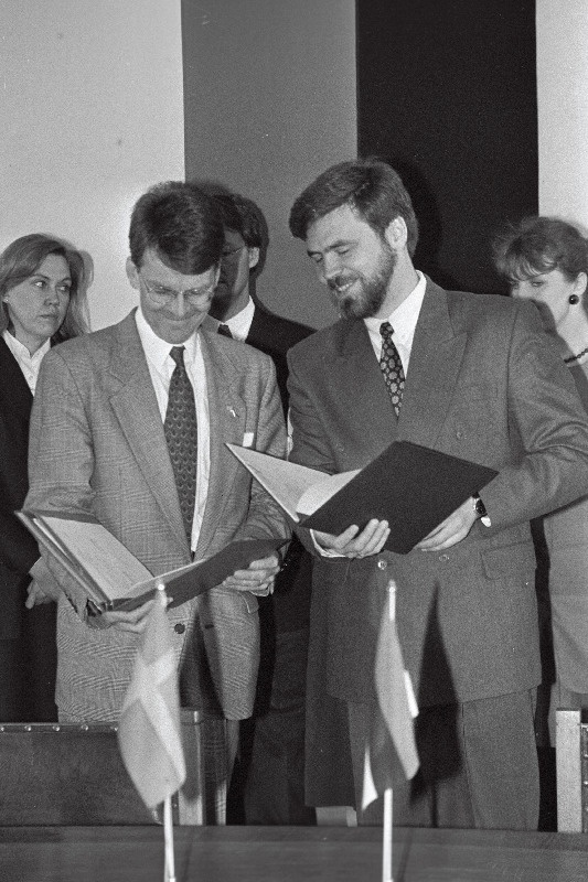 Kaitseminister Andrus Öövel (paremal) ja Rootsi suursaadik Eestis Lars Grundberg kirjutasid alla Eesti ja Rootsi vahelisele mereväe koostöölepingule Eesti territoriaalvete puhastamiseks meremiinidest.