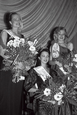 Eesti Miss 1995 Marilin Poom, I printsess Aura Suislepp (vasakul) ja II printsess Margit Tammoja.  duplicate photo