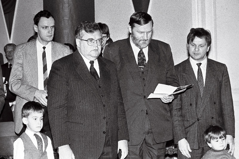 Riigikogu aseesimees Edgar Savisaar koos pojaga (vasakult), Riigikogu liikmed Olav Anton ja Küllo Arjakas Arukülas Eesti riigitegelase  Kaarel August Eenpalu (peaminister 1938-1939)  tütretütre Anne Eenpalu Hellama talus korraldatud rahvapeol.