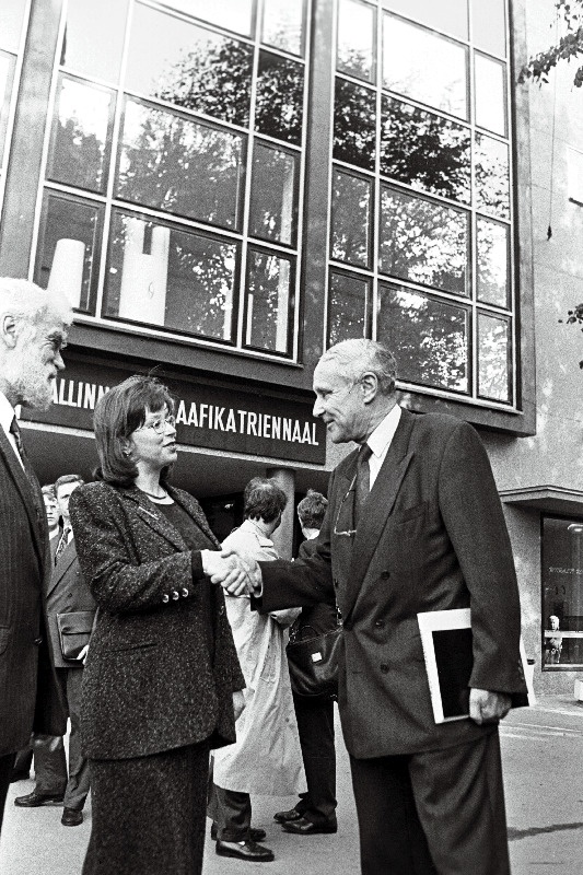 Šveitsi välisminister Flavio Cotti (paremalt), Tallinna Kunstihoone intendant Anu Liivak ja maalikunstnik Enn Põldroos Tallinna Graafikatriennaali avamisel Kunstihoone ees.