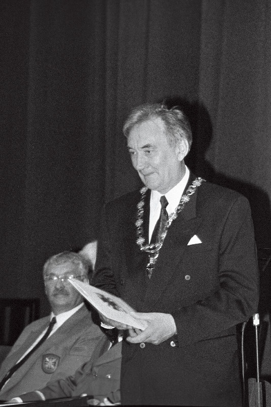 Eesti Riigikaitse Akadeemia I lennu lõpetajaid tervitab rektor Eduard Raska .