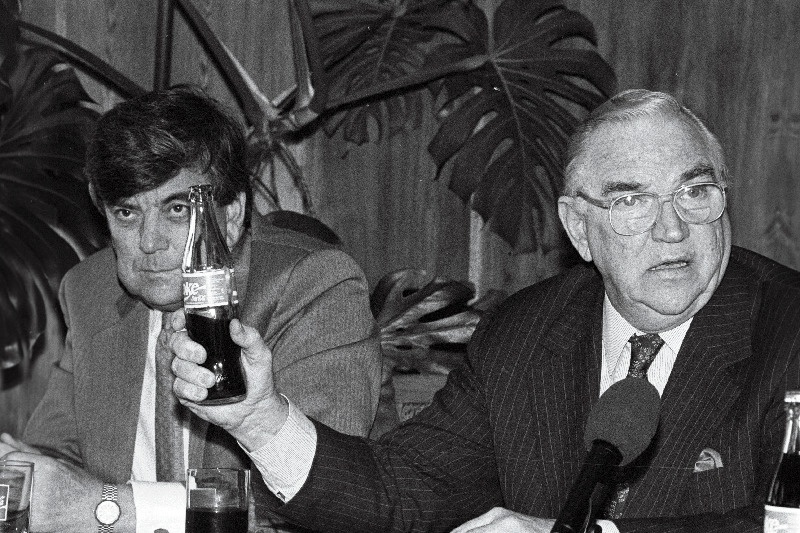 Coca-Cola kompanii president Donald R.Keough (paremal) pressikonverentsil.