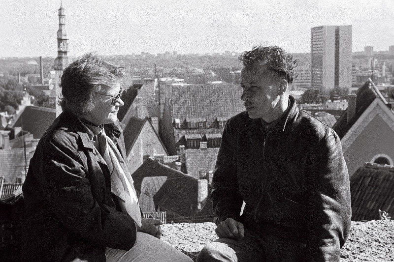 Lavastaja Merle Karusoo vennaga Toompeal.