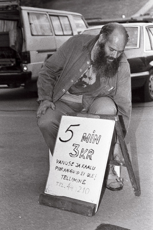 Kunstikoguja Matti Milius kontserdil "Vaba kava" Lauluväljakul.