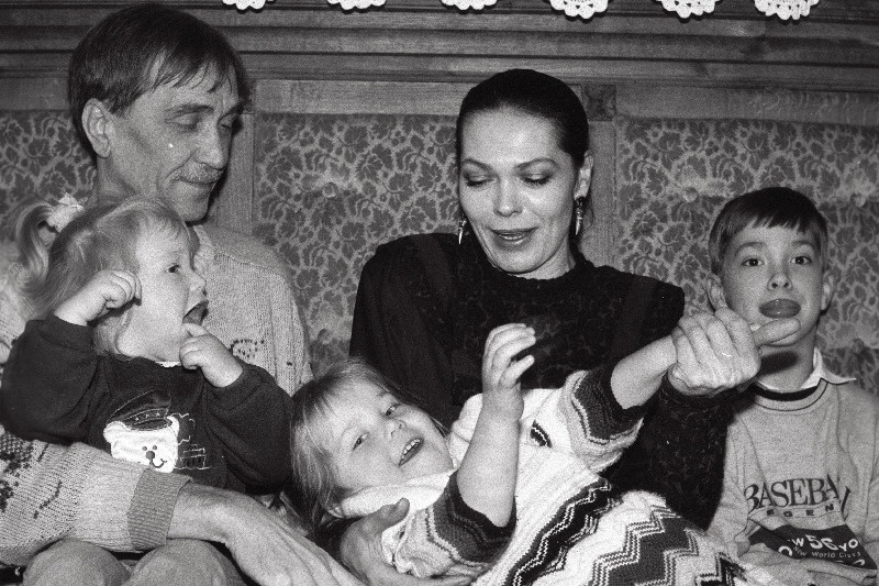 Näitlejad Elle Kull ja Hendrik Kerge lastega.