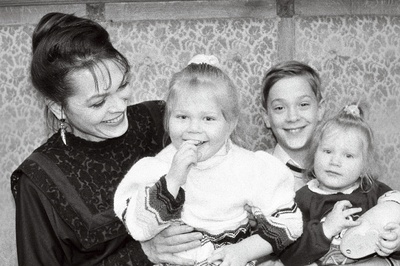 Näitleja Elle Kull lastega.  similar photo
