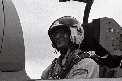 Kaitseminister Hain Rebas tšehhi lahingulennukis Albatross L - 39.  similar photo