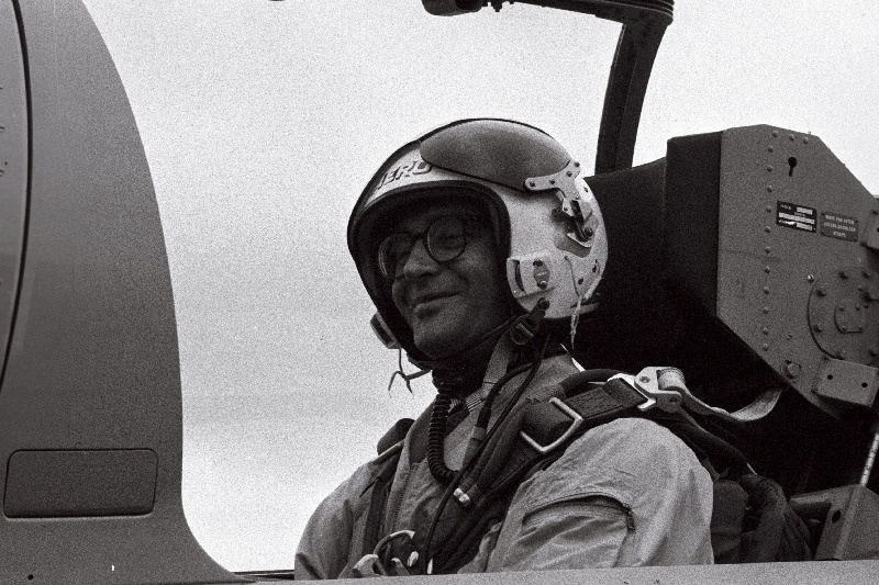 Kaitseminister Hain Rebas tšehhi lahingulennukis Albatross L - 39.