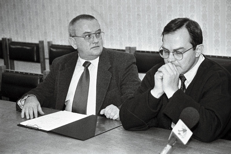Koonderakonna pressinõunik Toivo Aare (vasakul) ja esimees Mart Siimann Koonderakonna ja Maarahva Ühenduse pressikonverentsil.