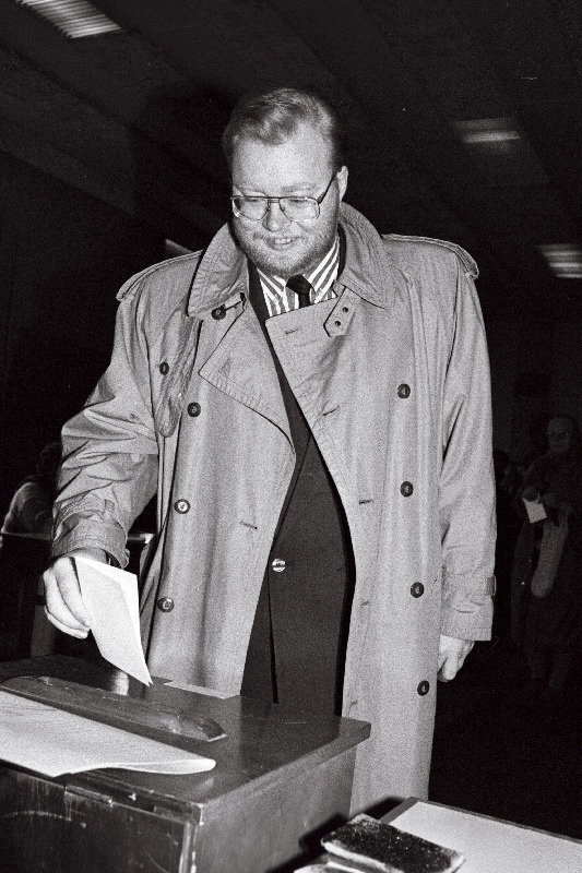 Peaminister Mart Laar linna- ja vallavolikogude valimistel.