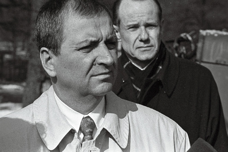 Saksa keskkonnaminister Klaus Töpfer (ees) ja suursaadik Eestis Henning von Wistinghausen kindral Johan Laidoneri endises Viimsi mõisas.