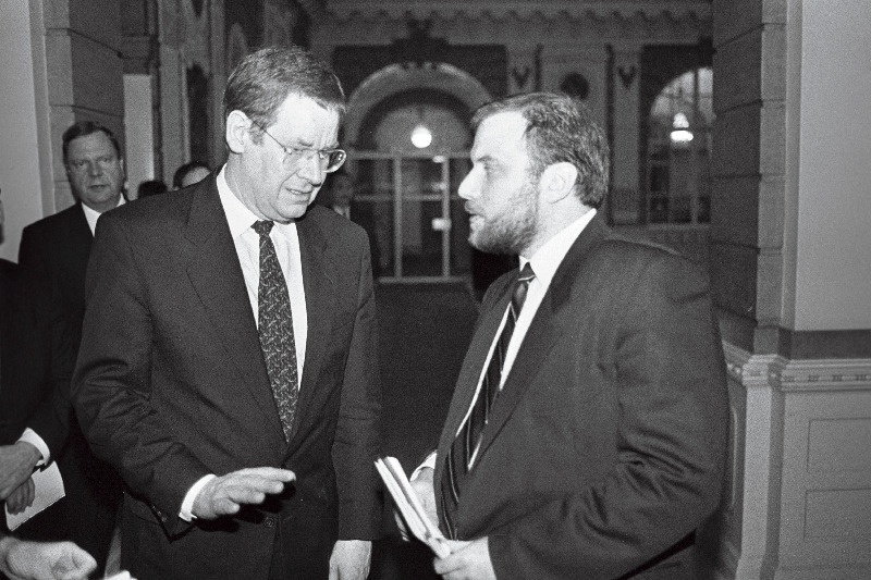 Eesti välisminister Jüri Luik (paremal) ja Taani peaminister Poul Nyrend Rasmussen Euroopa Ühenduse liidermaade ja Balti riikide välisministrite kohtumisel Kopenhaagenis.