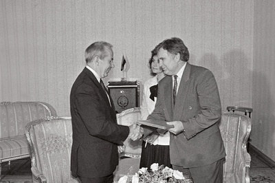 Rahvusvahelise Valuutafondi (IMF) tegevdirektor Mishel Camdessus (vasakul) peaminister Tiit Vähi vastuvõtul.  similar photo
