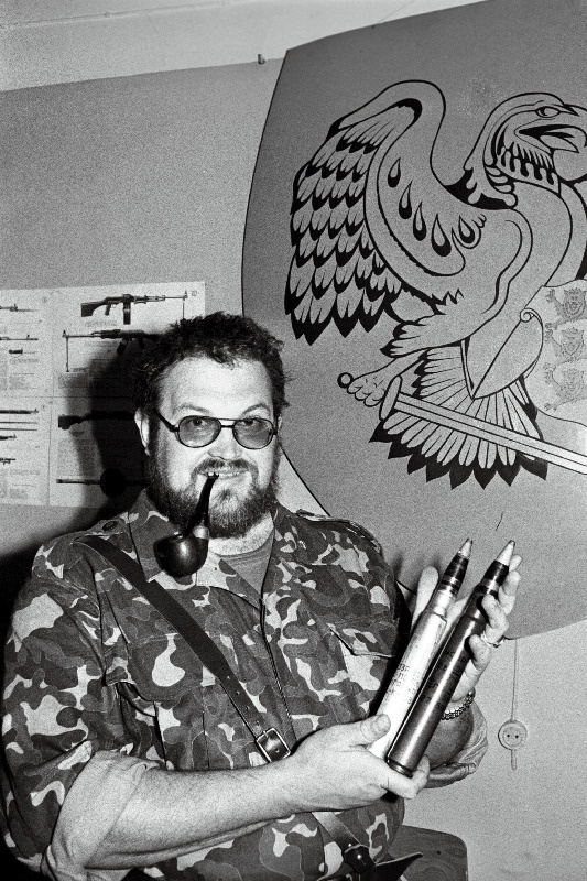 Tartu kaitseliitlane Meelis Säre vene sõjaväelaste käest konfiskeeritud lahingumoonaga.