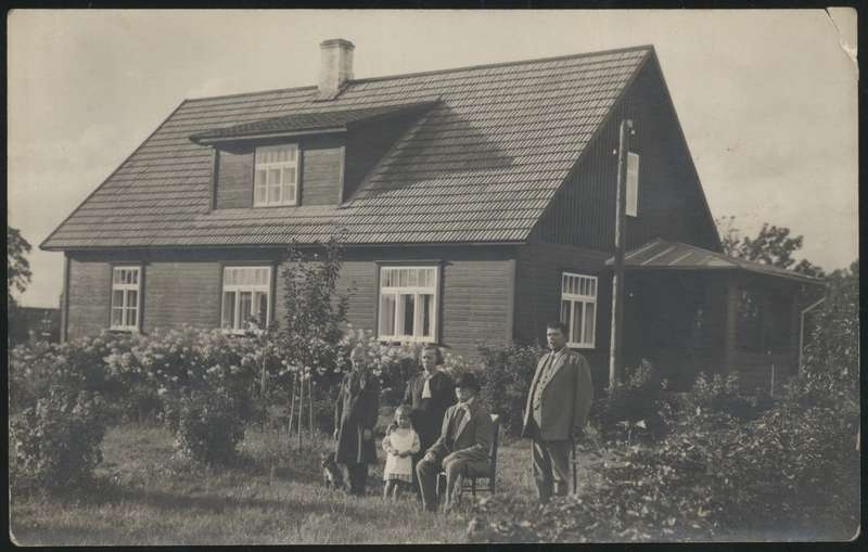fotopostkaart, Suure-Jaani, Köleri tn, fotograaf H. Kullandi maja, hoov, pere? aias, foto O. Mägi u 1930