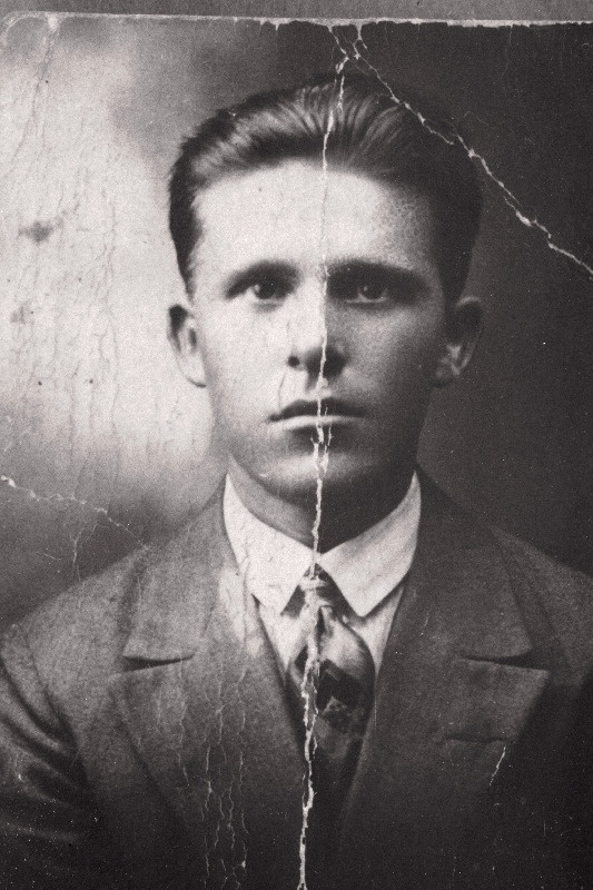 Valentin Baranov (Georgi poeg; sünd. 1909) - töötas Narvas pagarina, kogus andmeid Nõukogude luureorganitele ja mõisteti spionaažtegevuse eest sakslaste poolt surma 15.03.1943. Portree.