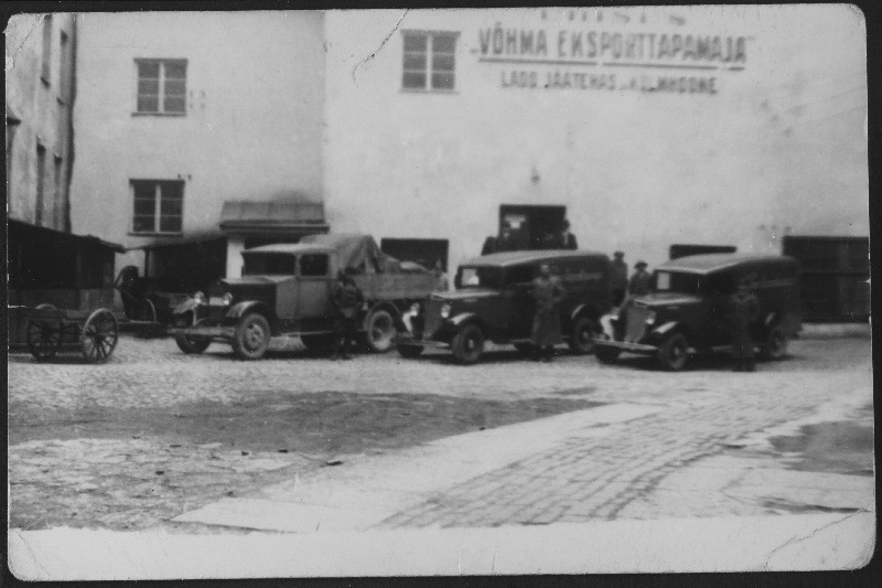 Vaade Võhma Eksporttapamaja Tallinna osakonna hoonele Väike-Karja 1. Sõidukid hoone ees.
