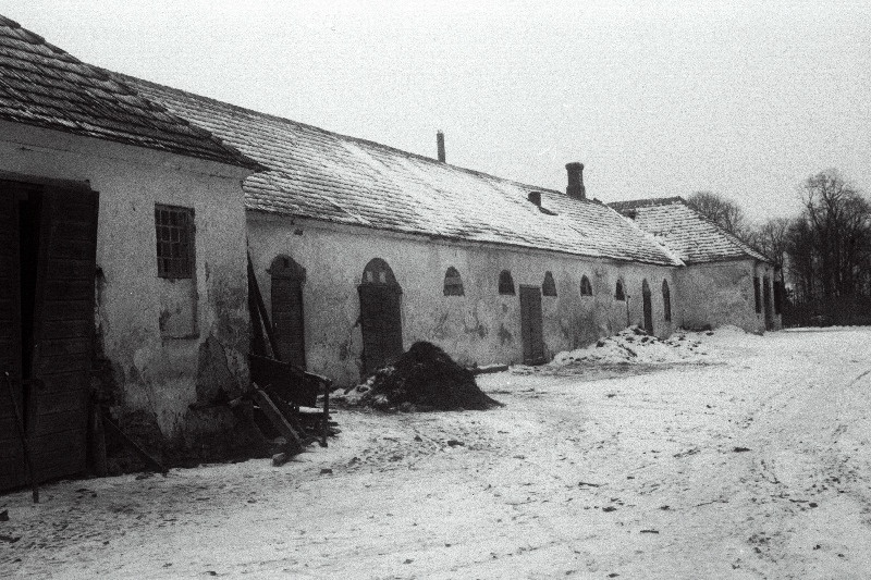 Saksa okupatsiooni ajal vene sõjavangide vangilaagriks olnud Tori Hobuste Tõuseltsi hobusetall.