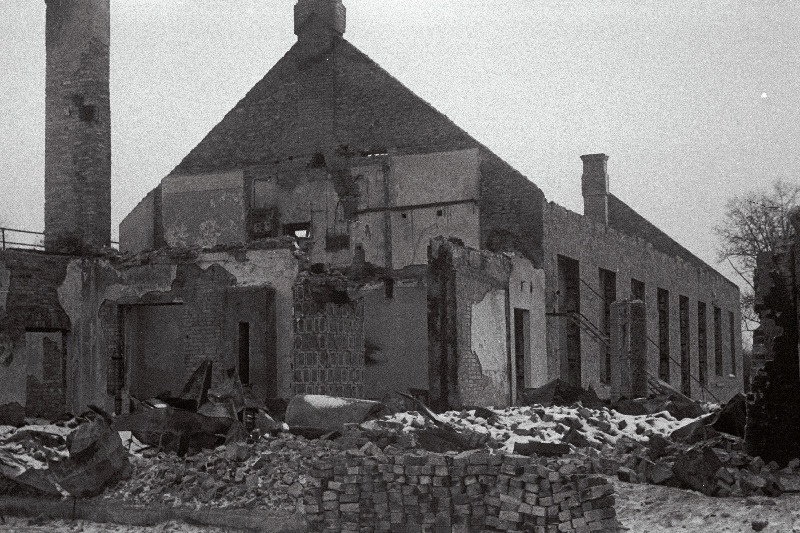 Mahapõletatud Viljandi rahvamaja varemed, kus asusid raamatukogu ja kino.