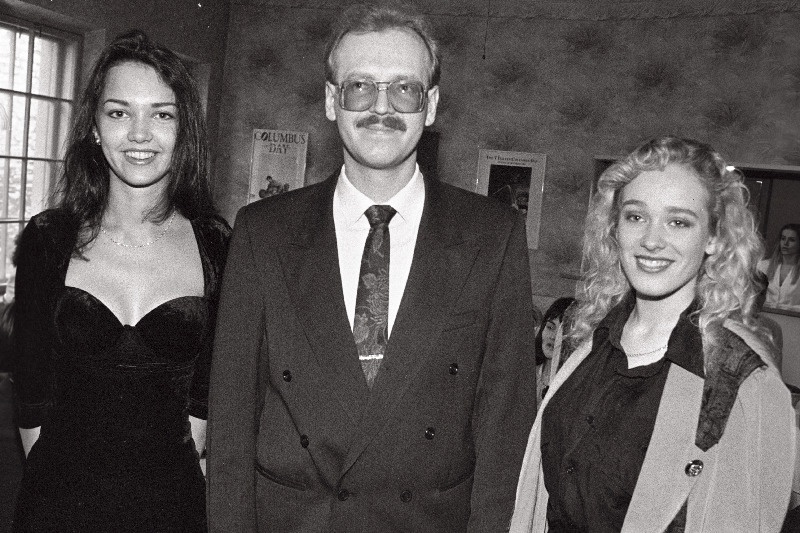 Assotsiatsiooni Eesti Miss juhatuse esimees Raivo Kiisler, Eesti Miss 1994 Auli Andersalu  (paremal) ja 1995 ja Mari-Lin Poom restoranis Controvento pressikonverentsil.