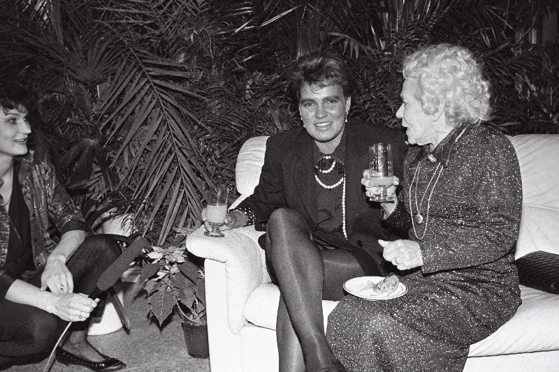 Näitleja Salme Reek (paremal) ja olümpiavõitja Erika Salumäe Salme Reegi elust kõnelevas Eesti Telefilmis "Ükskord elus oli nii…"