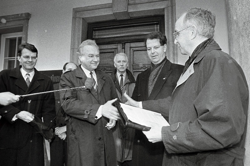 Rootsi autofirma Volvo Cars Nordic Countries Corp. asepresident Knut Joelsson (paremal) annab Eesti Ülemnõukogu esimehele Arnold Rüütlile (vasakult 2.) üle Volvo-960 võtmed. Paremalt 2. väliseesti ajakirjanik Andres Küng, 3. Riigikogu liige Raoul Üksvärav ja vasakult 1. Rootsi suursaadik Eestis Lars Grundberg.