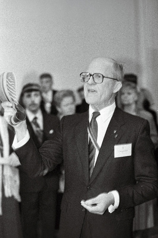 Ülemaailmse korporatsiooni Rotalia esimees Rein Krabi korporatsiooni 80. aastapäeval Mustpeade Majas.