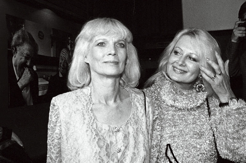 Tallinnfilmi  mängufilmi "Viimne reliikvia" osatäitjad Ingrida Andrina (vasakul) ja Eve Kivi filmi 25. aastapäeval režissöör Grigori Kromanovi mälestusõhtul Sakala Keskuses.