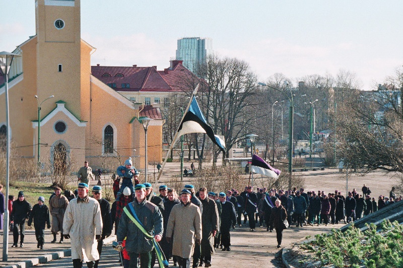 Eesti Vabariigi  80.aastapäev. Üliõpilaskorporatsioonide rongkäik suundub Toompeale.