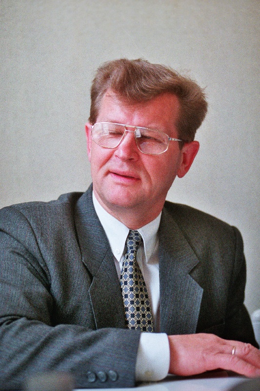 Mölder, Avo - Riigikogu fraktsiooni Maaliit liige.