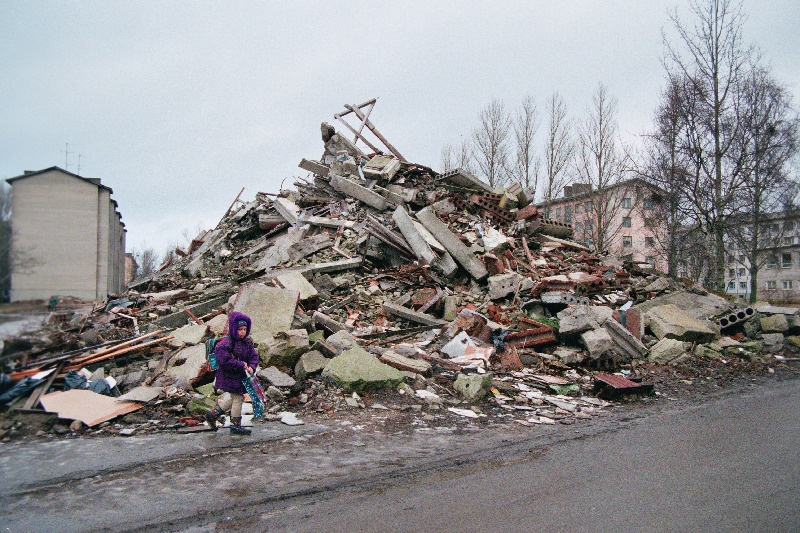 Lammutatud maja rusud Paldiskis.