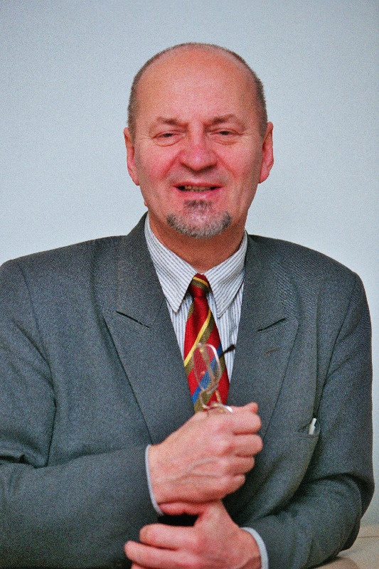 Haug, Arvo - Riigikogu keskfraktsiooni liige.
