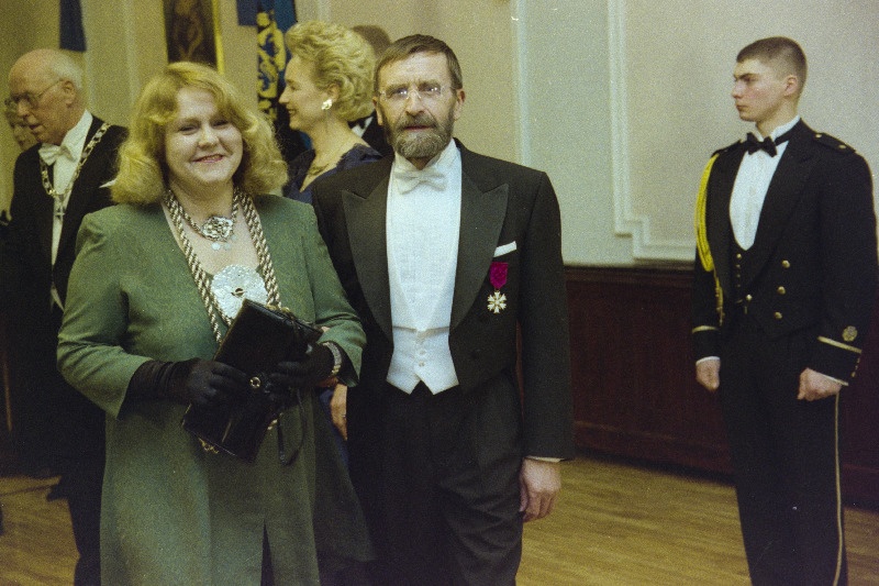 Ühiskonnategelane ja karikaturist Heinz Valk koos abikaasa Eesti Kunstimuuseumi peadirektori Marika Valguga Eesti Vabariigi aastapäeval presidendi vastuvõtul Estonia Teatris.