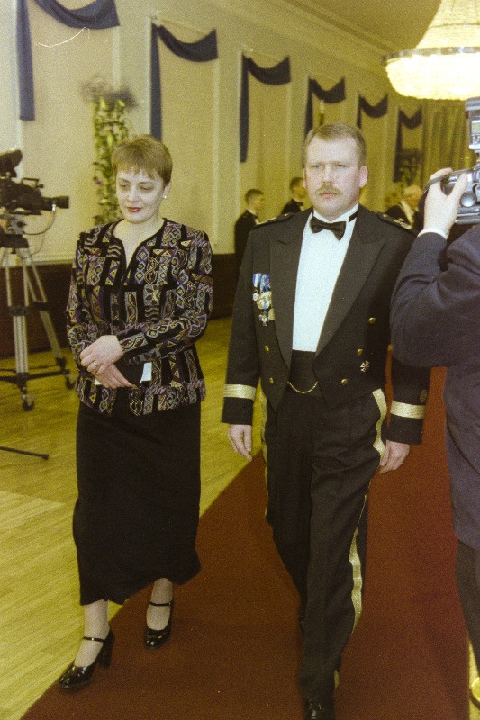 Eesti Kaitseväe juhataja Johannes Kert abikaasaga Eesti Vabariigi aastapäeval presidendi vastuvõtul Estonia Teatris.
