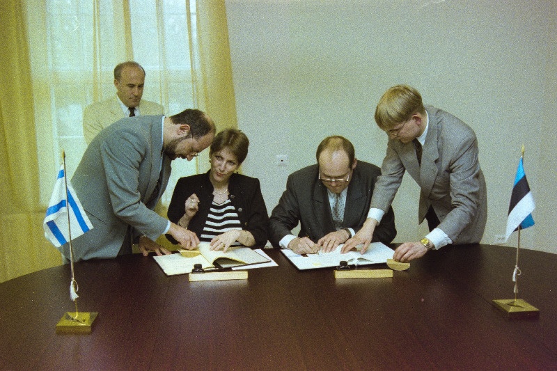 Teede-ja sideminister Raivo Vare ja Iisraeli telekommunikatsiooni ja informaatikaminister Limor Livnat koostöölepingule alla kirjutamas.