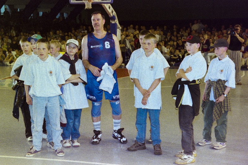 Korvpallur Tiit Sokk oma austamisõhtul Kalevi Spordihallis koos korvapallikooli poistega.