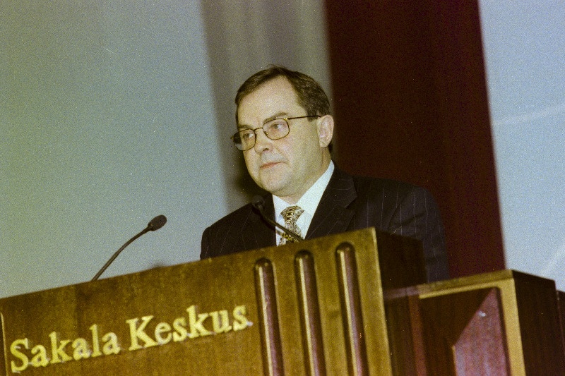 Kõrgetasemelisel majanduskonverentsil koos Majandusliku Koostöö ja Arengu Organisatsiooni (OECD) esindajatega Sakala Keskuses kõneleb peaminister Mart Siimann.