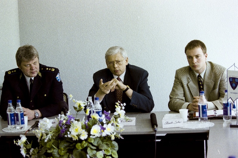 Tallinna prefekt Helmut Paabo (vasakult), abilinnapea Ants Leesment ja turvafirma ESS juhatuse liige Hando Sulev pressikonverentsil.