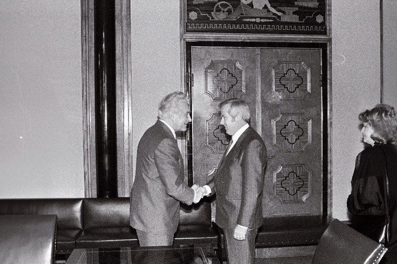 Soome Vabariigi peakonsul Leningradis vastuvõtul ENSV Ülemnõukogus Presiidiumis. J. Kaurinkoski ja A. Rüütel.