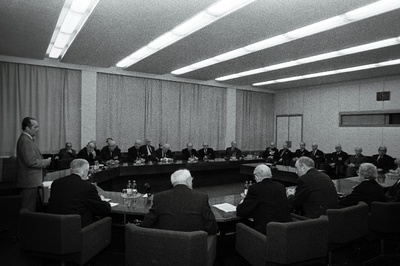 EKP Keskkomitees: EKP Keskkomitee I sekretär V. Väljas kohtub veteranidega.  similar photo