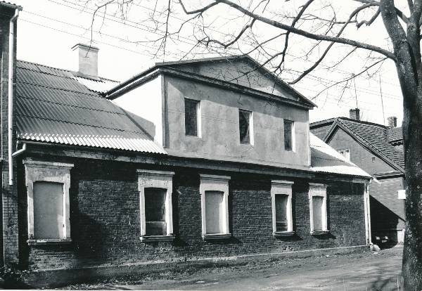 Linnavaade. Emajõe tn 1 Tartus 1992a.