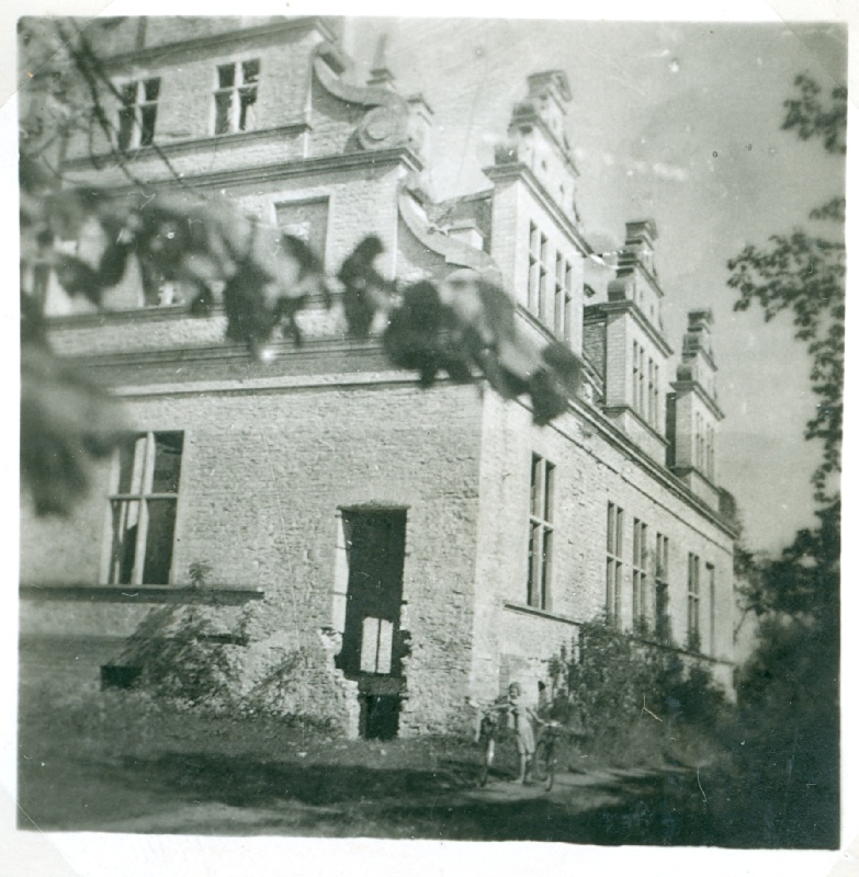 Photo. Ungru loss. Related to the Manite family. Located in Hm 8800:3