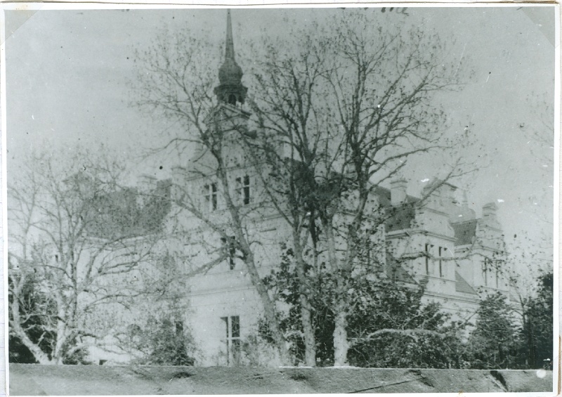 Photo. Ungru loss. Related to the Manite family. Located in Hm 8800:3