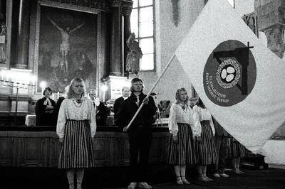 I Ülemaailmsed eesti noorte päevad. Lipu õnnistamine.  duplicate photo