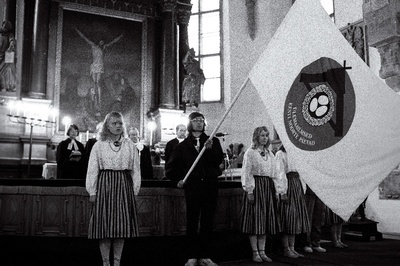 Ülemaailmsed Eesti Noorte päevad. Lipu õnnistamine Kaarli kirikus, Enno Selirand lipuga.  duplicate photo