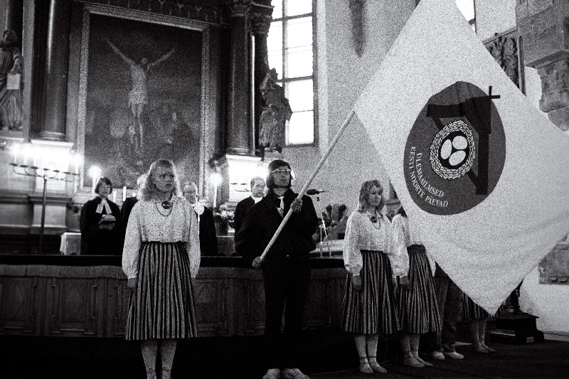 Ülemaailmsed Eesti Noorte päevad. Lipu õnnistamine Kaarli kirikus, Enno Selirand lipuga.