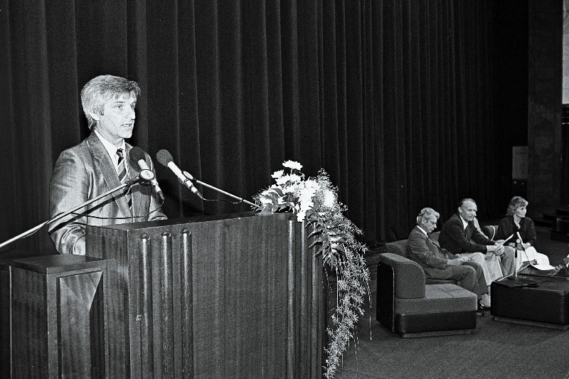 ENSV 49. aastapäev. Pidulik koosolek Poliitharidusmajas. Kõneleb Mikk Titma.